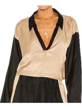 Weekend Stories Silk Jade Top
Champagne Black
Cropped
Luxury
Revolve $228
XS